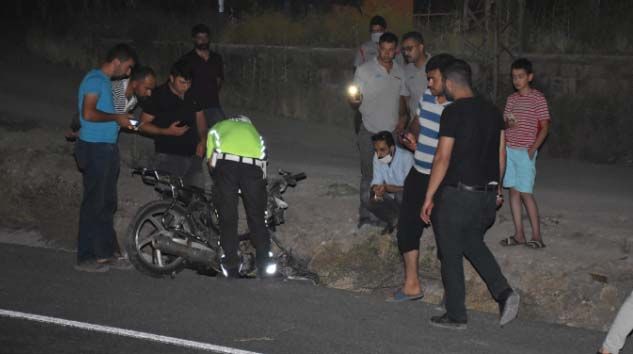 Otomobille çarpışan motosikletteki 2 kişi feci şekilde can verdi