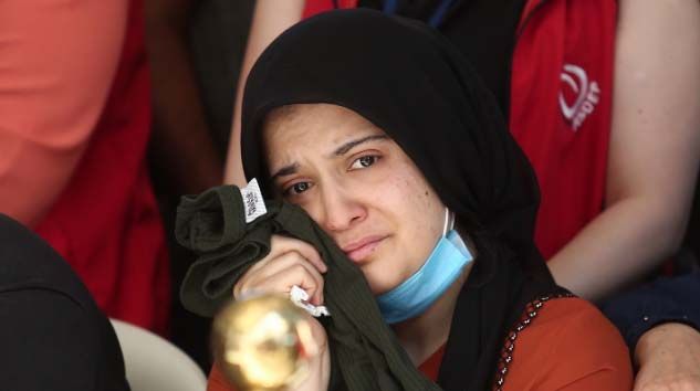 Kazada şehit olan eşinin tişörtünü bir an olsun bırakmadı