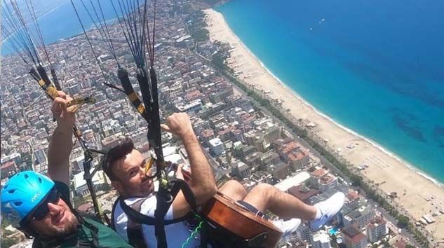 800 metre yükseklikte gitar çalıp şarkı söyledi