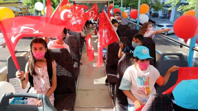 Başkan Yalçın, pandemi döneminde kitap okuyan çocukları sütü açık otobüsle gezdirdi