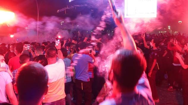 Trabzonspor taraftarı 10 yıl sonra gelen kupayı kutladı