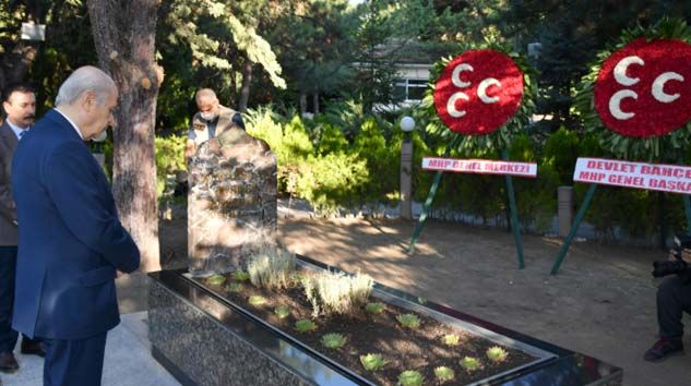Bahçeli, Alparslan Türkeş’in mezarını ziyaret etti