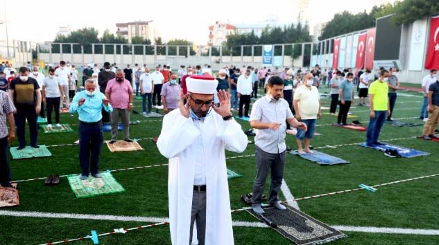 Bağcılar’da bayram namazı stadyumda kılındı