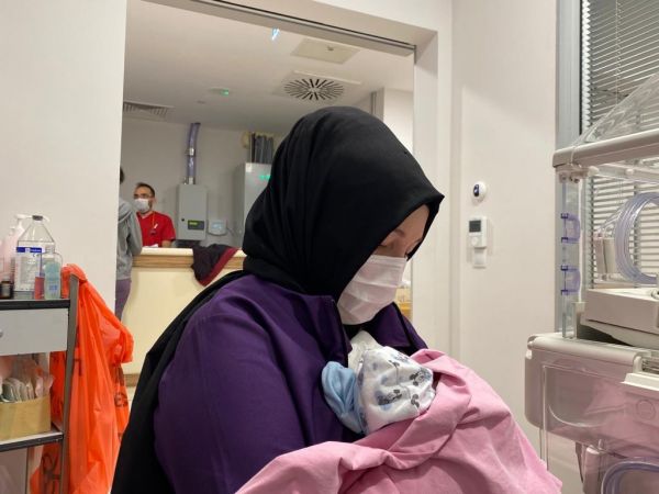 Dünyanın ilk başarılı rahim nakilli annesi bebeğiyle buluştu