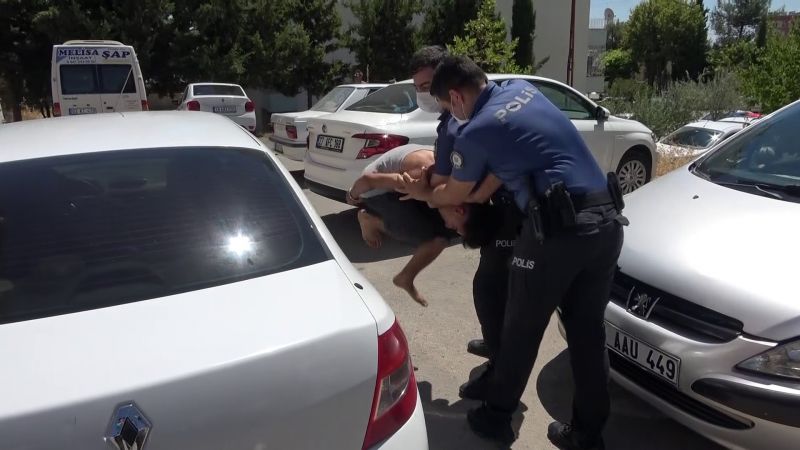 Babasını bıçakla kovaladı, gazetecilere…