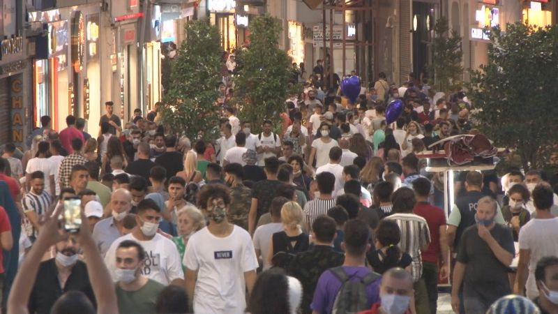 İstiklal Caddesi’nde sosyal mesafe kalmadı!