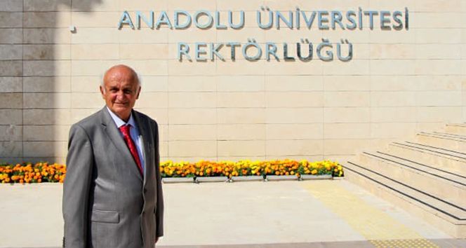 78 yaşında üçüncü üniversitesini bitirdi