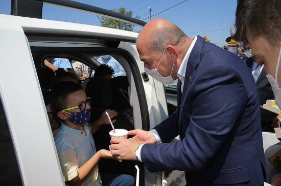 Bursa’da trafiği denetleyen Soylu, çocuklara polis düdüğü dağıttı