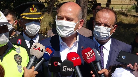 Bursa’da trafiği denetleyen Soylu, çocuklara polis düdüğü dağıttı