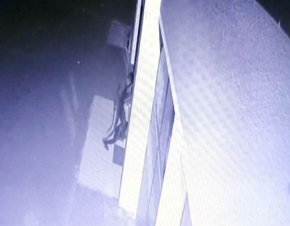 Önce kameraya sonra polise yakalandı