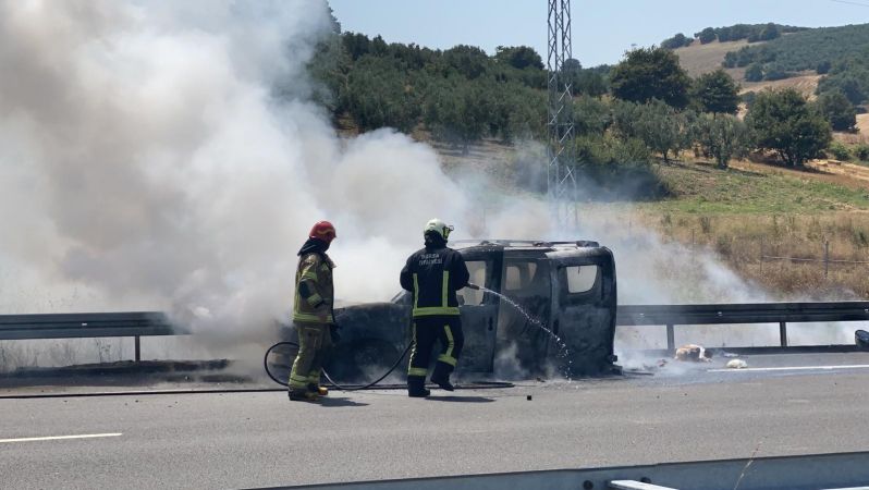 Sıcak hava otomobili küle döndürdü