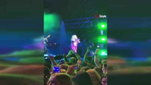 Sanatçının suratına konser sırasında telefon fırlatıldı