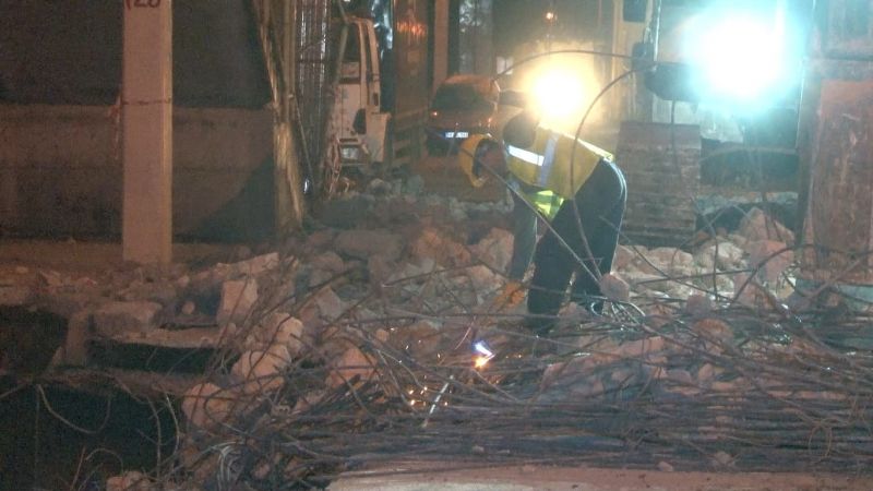 Üst geçitte enkaz kaldırma çalışması gece devam etti