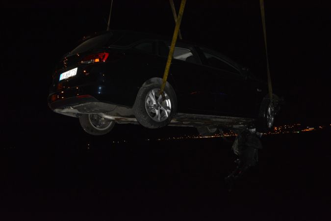 “U” dönüşü yaparken denize uçtu