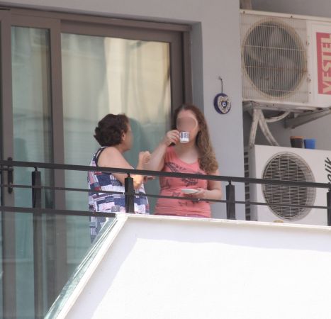 Rezidansın 13. katından düşüp öldü, komşuları balkonda kahve içti