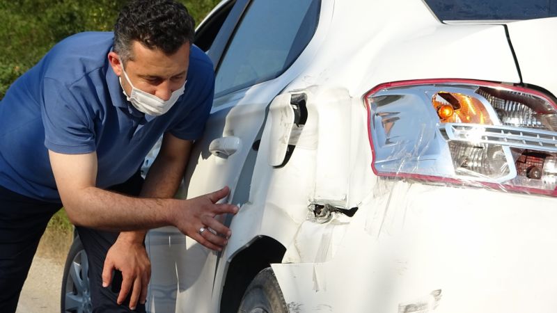 Dedektif gibi iz sürdü, arabasına çarpan aracı buldu