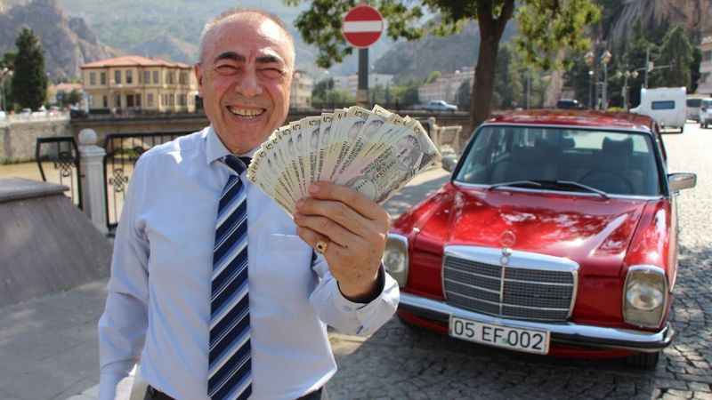 Arabasını satın alana üstüne 'bir deste para' verecek