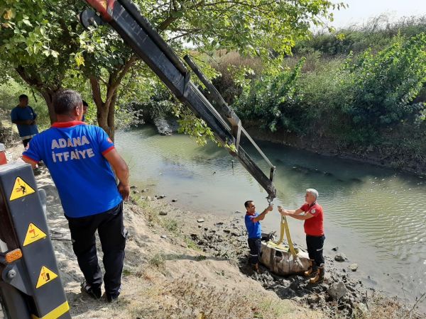 Çamura saplanan ineğin imdadına itfaiye ekipleri yetişti