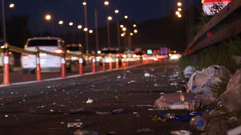 Tatilcilerin yoğunluğu azaldı, çöpleri yollarda kaldı Tatilcilerin yoğunluğu azaldı, çöpleri yollarda kaldı