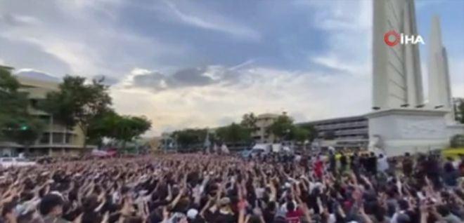 Tayland’da hükümet ve monarşi karşıtları sokağa indi