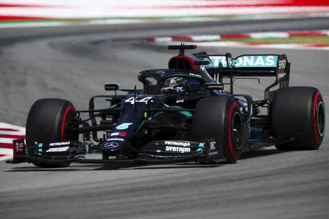 Barcelona’da da Lewis Hamilton zirvede