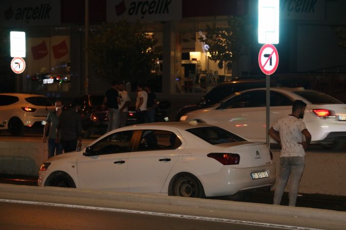 Otomobil tramvay yoluna uçtu