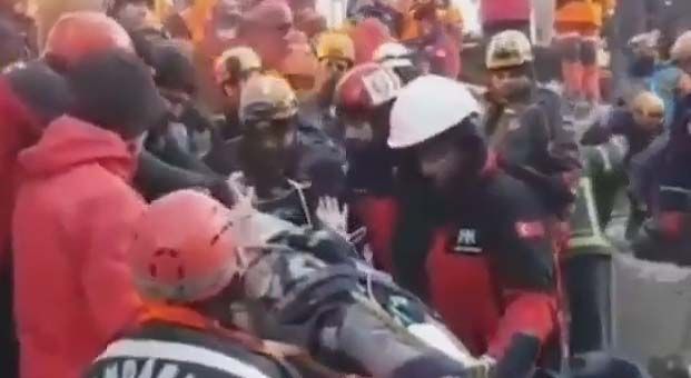 Enkaz altından sevindiren haber Enkaz altından sevindiren haber