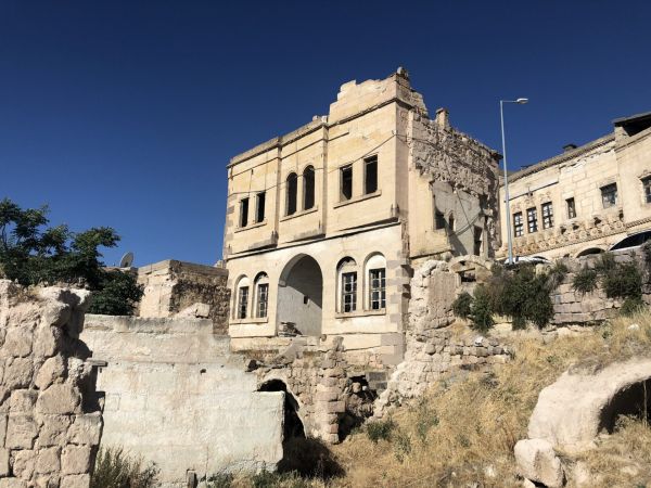 Kapadokya’da 100 yıllık tarihi binaya zincirli koruma