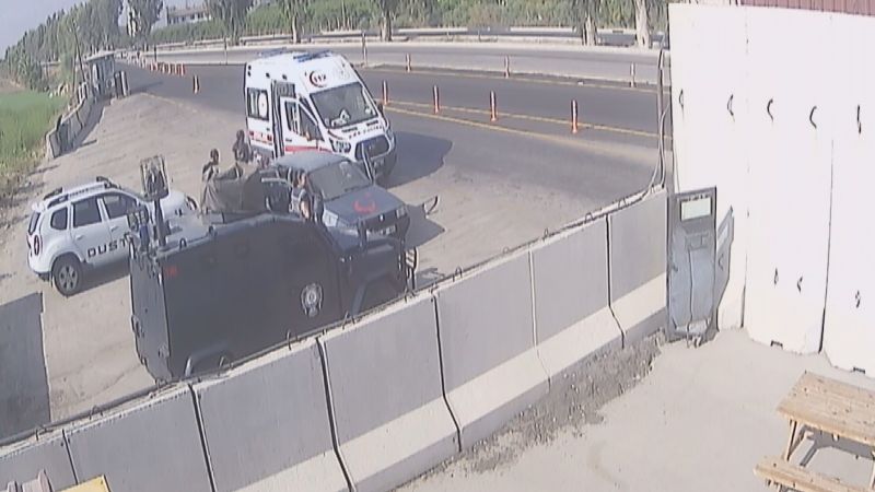 Kadın polis, uygulama noktasında doğum yaptırdı