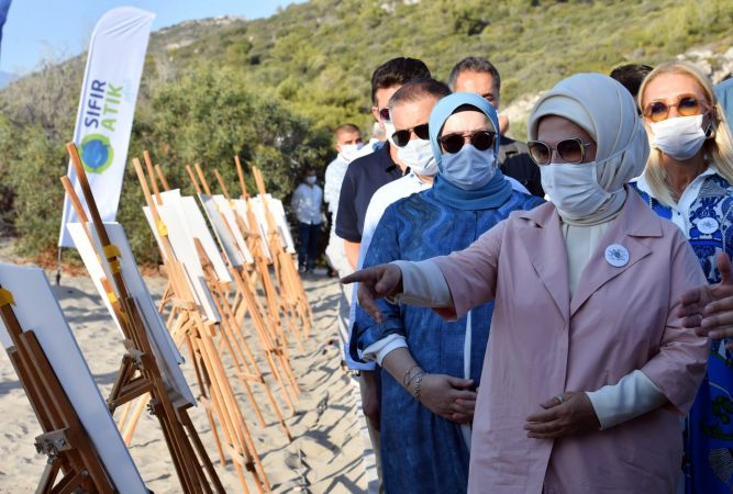 Emine Erdoğan, çip takılan caretta carettaları denize bıraktı
