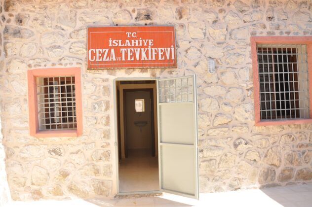 61 yıllık cezaevi halk kütüphanesi oldu