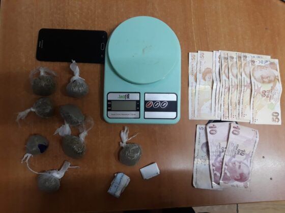 İstanbul’da sokakta uyuşturucu satan şahıslara operasyon