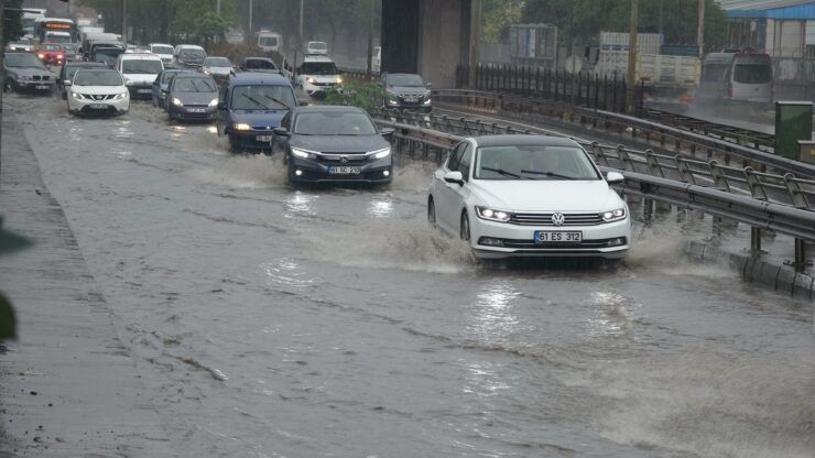 Trabzon’da şiddetli yağış sonrası yollar göle döndü