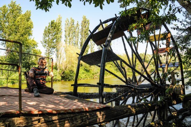 Su dolaplarının son örneğini ayakta tutuyor