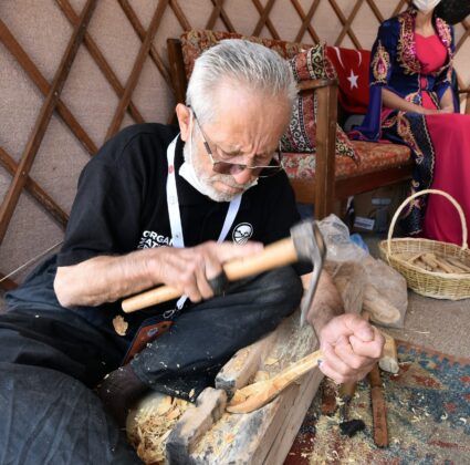 Tahta kaşığa adanan 60 yıl