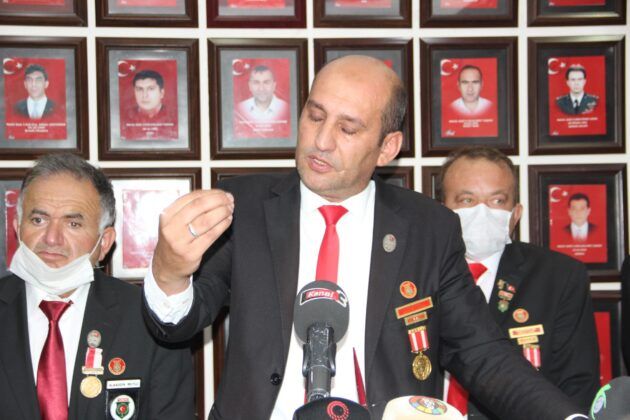 Dernek başkanı ağlayarak görevinden istifa etti