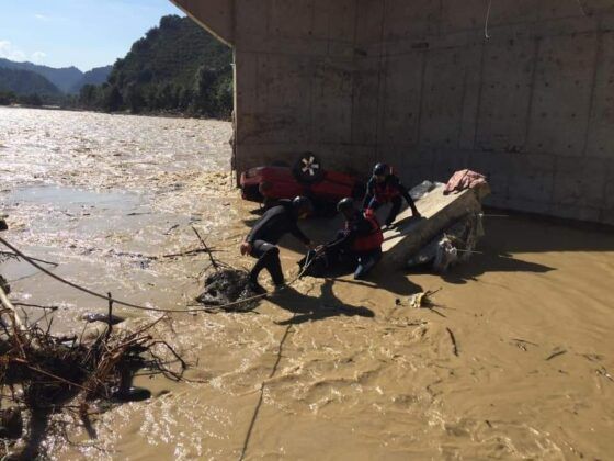 Selden ötürü çöken yolu gece karanlığında göremeyince dereye uçtular