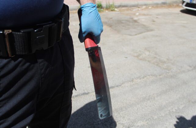 Annesini eve kapatıp satırla rehin alan gence polis operasyonu