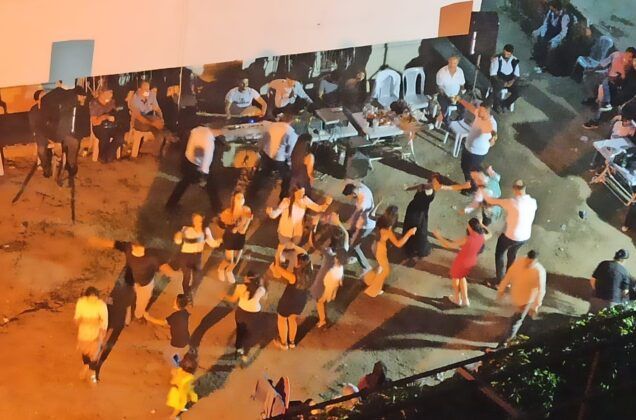 Ne maske taktılar ne de sosyal mesafeye uydular