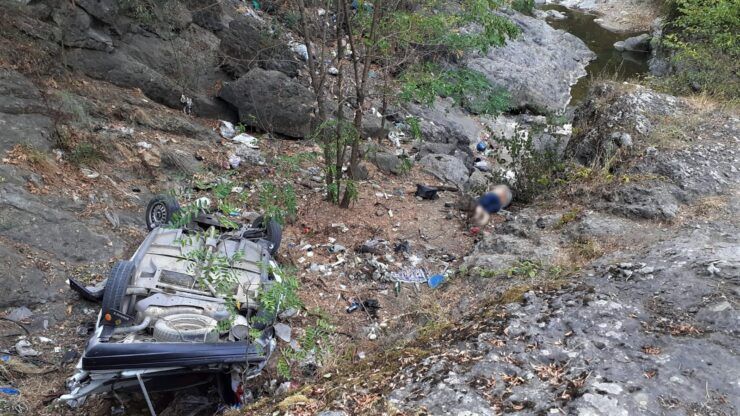 Otomobil şarampole yuvarlandı