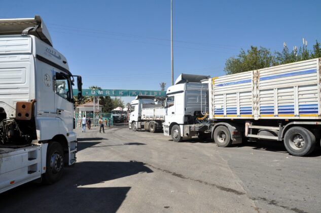 Akçakale Gümrük Kapısında transit geçişler devam ediyor..