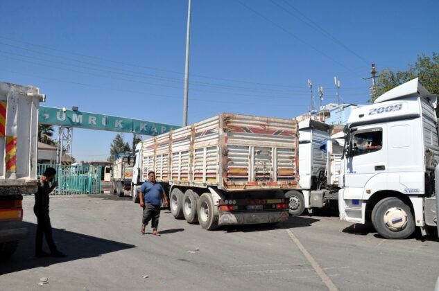 Akçakale Gümrük Kapısında transit geçişler devam ediyor..