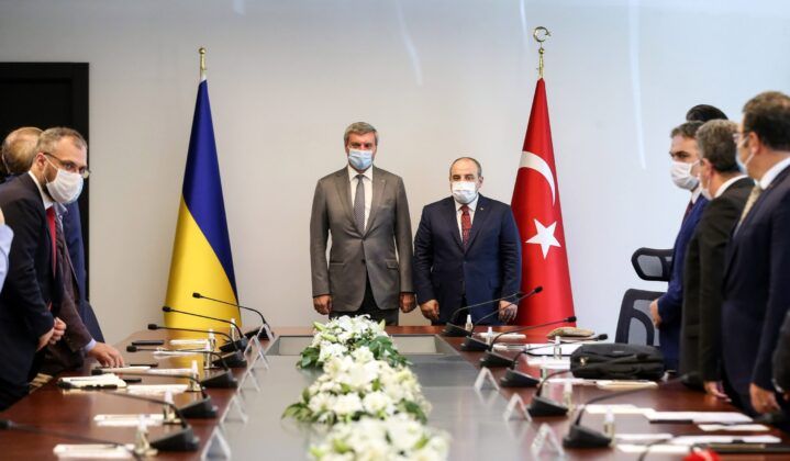 Bakan Varank: “Tüm dünyanın gıptayla izlediği SİHA’larımızı Ukrayna’ya tedarik ediyoruz”