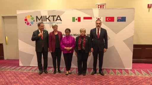 Bakan Fidan Türk bayrağını yerde bırakmadı Bakan Fidan Türk bayrağını yerde bırakmadı