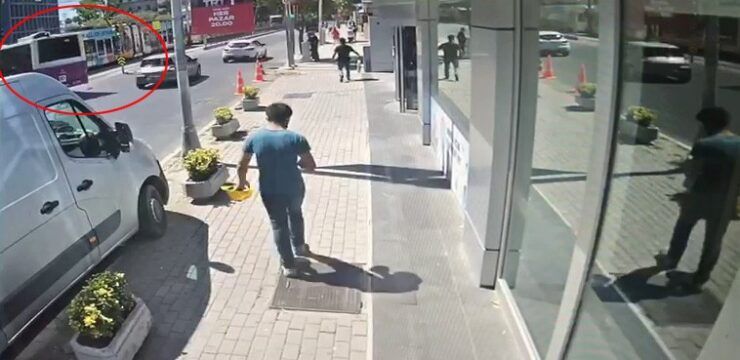 Tramvayın otobüse çarpma anı kamerada