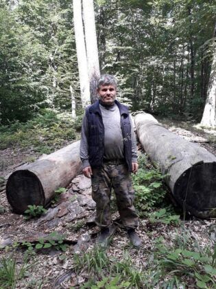 Kestiklerin ağacın altında kalan iki kardeşten biri öldü