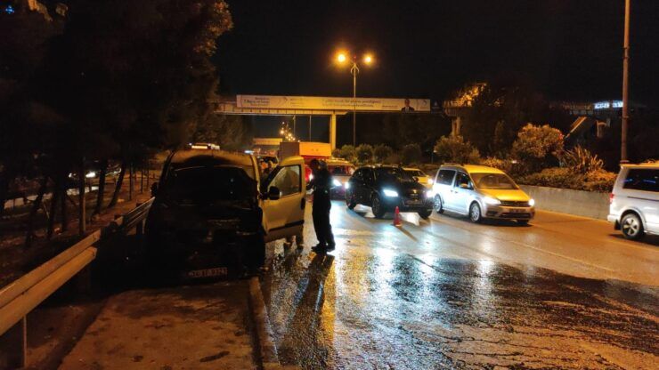 TEM’de araç yandı, alevler metrelerce yükseldi TEM’de araç yandı, alevler metrelerce yükseldi