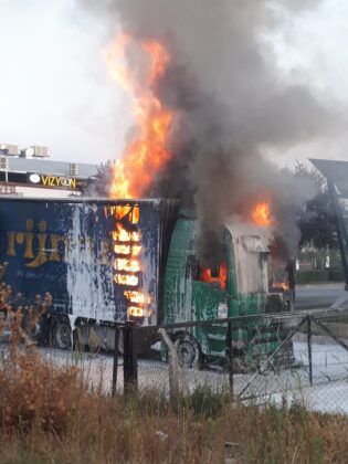 Park halinde alev alev yandı