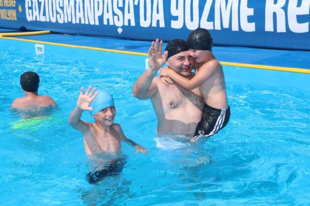 Baba oğul yüzme yarışı renkli görüntülere sahne oldu