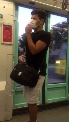 TRAMVAYDA ŞARKI SÖYLEDİ ÇEVREDEKİLER HAYRAN KALDI